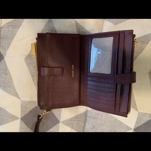 Michael Kors Smartphone Wallet - Picture 2 of 5
